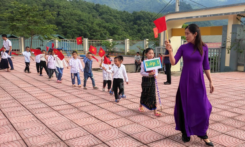 Cô và trò ở điểm trường Sa Ná, Trường Tiểu học Na Mèo (Quan Sơn) trong ngày khai giảng năm học mới.