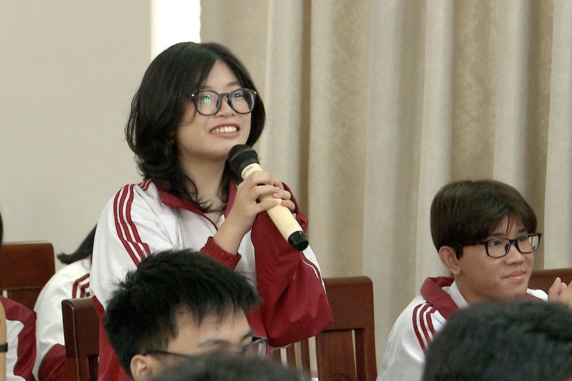 Nữ sinh Nguyễn Thị Thu Trang - lớp 12A4 (Trường Tiểu học, THCS&THPT Hoàng Việt) trong buổi hướng nghiệp do thầy Huyên tổ chức.