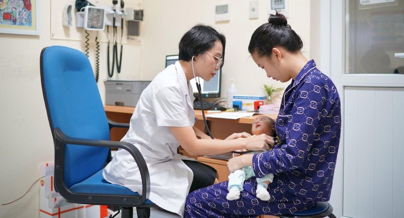 Bác sĩ Ninh Thị Phương Mai khám bệnh cho trẻ.
