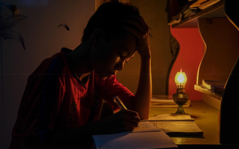 Cậu học trò Khmer nuôi ước mơ bên ngọn đèn dầu ảnh 1