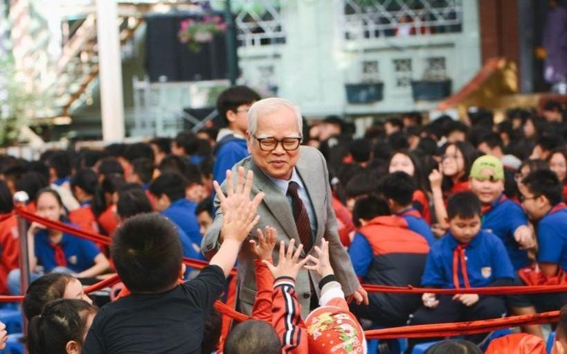 TS Nguyễn Văn Hòa truyền cảm hứng cho học trò. Ảnh: NTCC