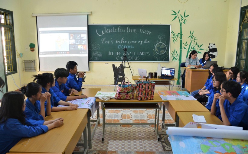 Lớp học diễn ra theo hình thức trực tuyến với các thiết bị hỗ trợ.