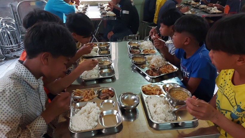 Học sinh Trường PTDTNT THCS Bố Trạch (Quảng Bình) trong giờ ăn. Ảnh: NTCC