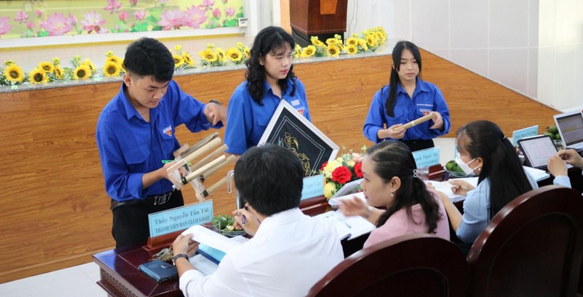 Nhóm sinh viên trình bày sản phẩm thảm làm từ sợi tơ chuối.