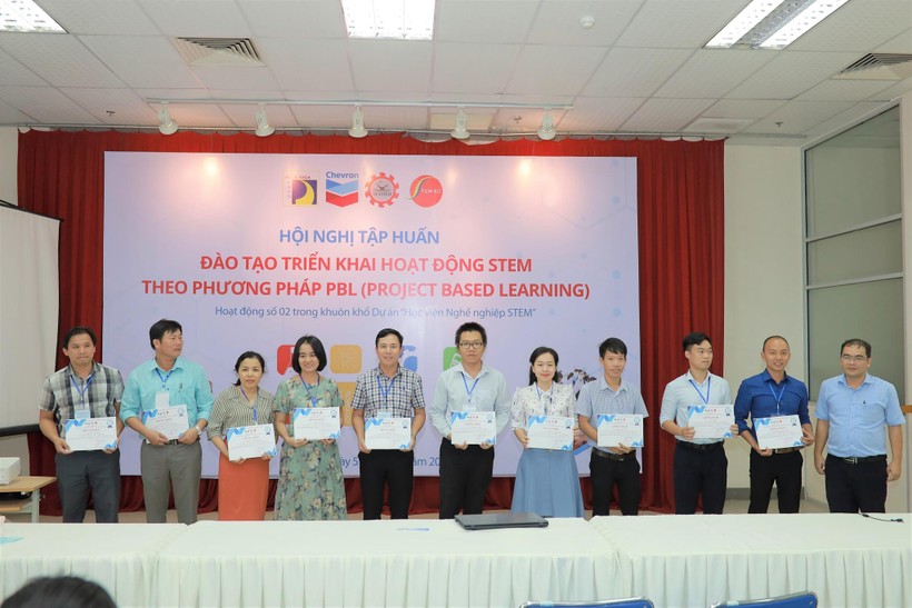 Trường ĐH Bách khoa, ĐH Đà Nẵng trao giấy chứng nhận tham gia Tập huấn đào tạo triển khai hoạt động STEM.