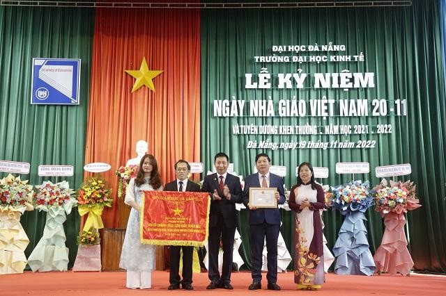 Trường ĐH Kinh tế Đà Nẵng đón nhận Cờ thi đua của Bộ GD&ĐT ảnh 1