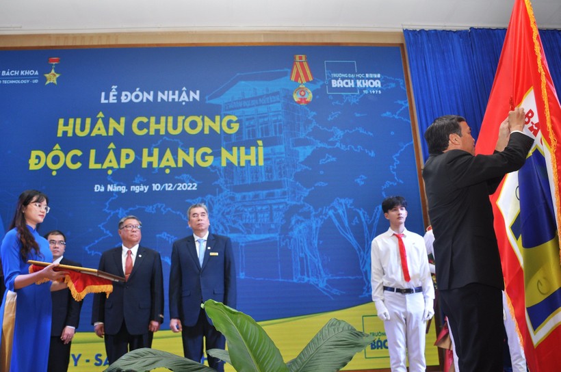 Trường ĐH Bách khoa Đà Nẵng đón nhận Huân chương Độc lập hạng Nhì ảnh 1
