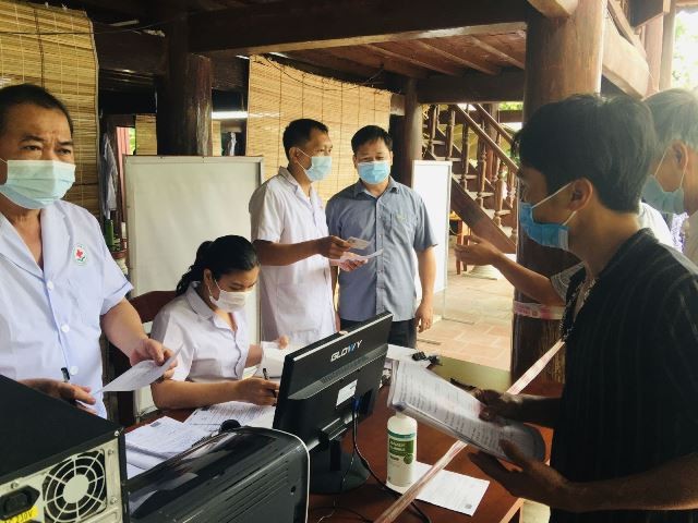 Lãnh đạo Sở Y tế Tuyên Quang kiểm tra hoạt động tại chốt Km18 xã Đội Bình (Yên Sơn). Ảnh: Sở Y tế Tuyên Quang 