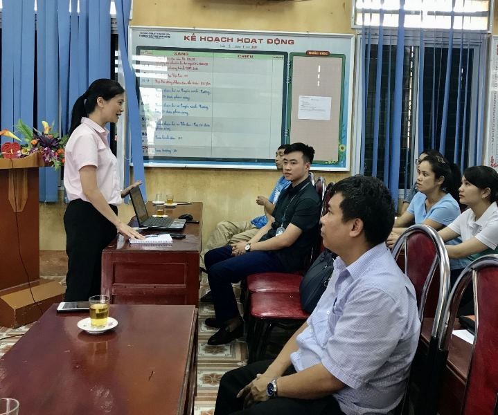 Buổi tư vấn cài đặt ứng dụng tập huấn chương trình GDPT 2018 trên điện thoại cho giáo viên tại huyện Thanh Sơn, Phú Thọ. Ảnh tư liệu