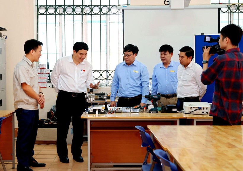 Ông Nguyễn Đắc Vinh - Chủ nhiệm UB Văn hóa Giáo dục của Quốc hội (thứ 2 từ trái qua) thăm Trường CĐ nghề Vĩnh Phúc