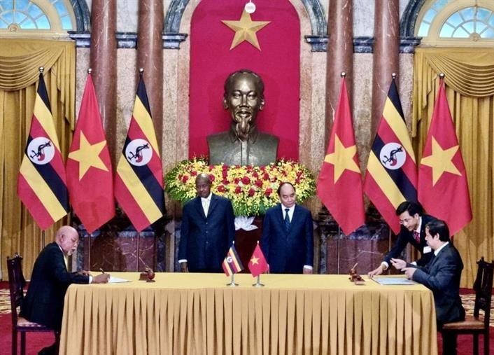 Bộ trưởng Bộ GD&ĐT Việt Nam Nguyễn Kim Sơn và Bộ trưởng Bộ Ngoại giao nước Cộng hòa Uganda ký kết Bản ghi nhớ hợp tác về giáo dục và đào tạo.
