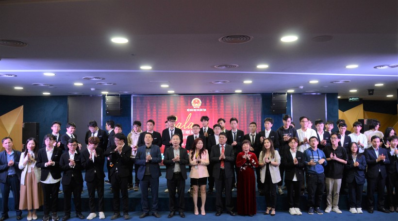 Gala gặp mặt học sinh đoạt giải Olympic và khoa học kỹ thuật quốc tế 2022 ảnh 5
