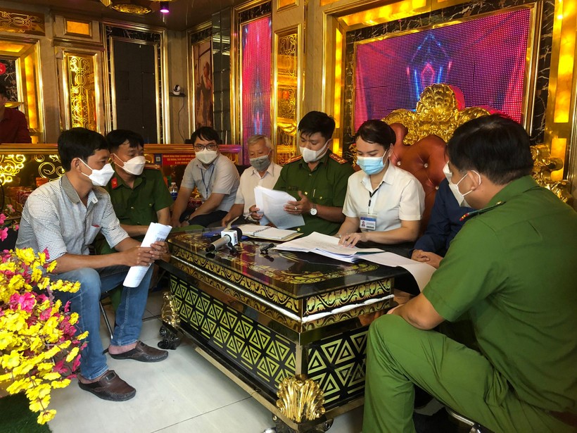 Lực lượng chức năng kiểm tra một cơ sở kinh doanh karaoke tại quận Gò Vấp.