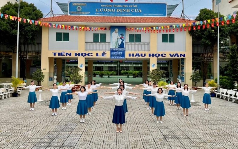 Hội thi đồng diễn thể dục được tổ chức vào các giờ ra chơi tại sân Trường THCS Lương Định Của.