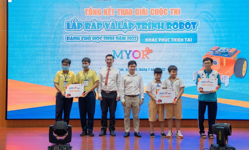 Học sinh lớp 11 giành giải vô địch cuộc thi lập trình robot tại Singapore ảnh 2