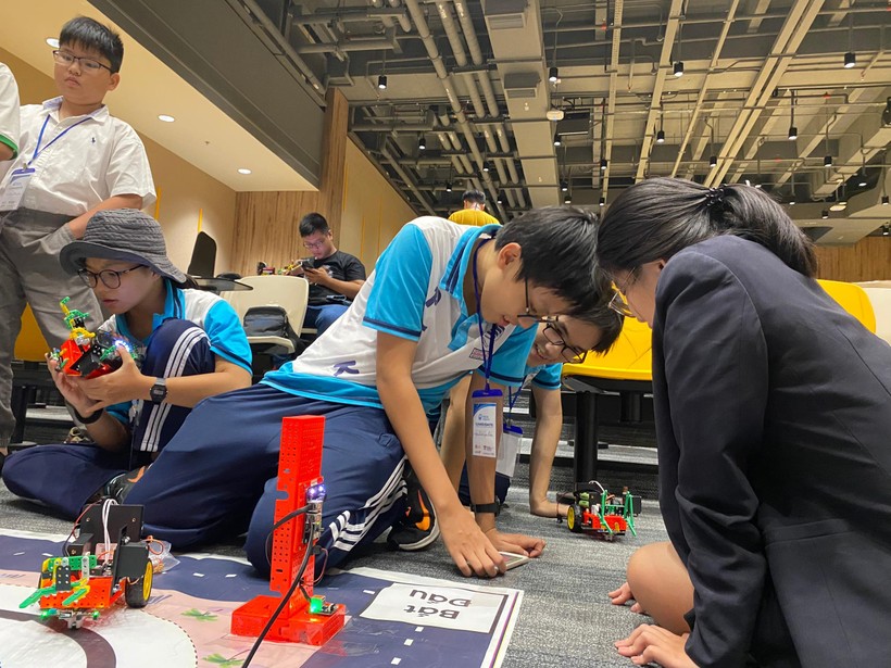 Học sinh lớp 11 giành giải vô địch cuộc thi lập trình robot tại Singapore ảnh 1