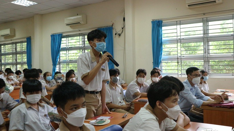 Học sinh Trường THCS Lương Định Của trong một buổi tư vấn nghề nghiệp.