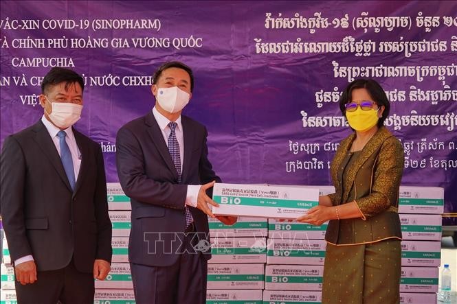 Quốc vụ khanh Bộ Y tế Campuchia Or Vandine (phải) bàn giao số vắc xin Vero Cell cho Thứ trưởng Bộ Y tế Trần Văn Thuấn. 