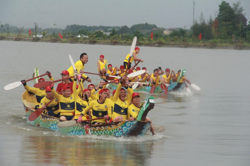Người dân tổ chức đua thuyền mừng Tết Độc lập
