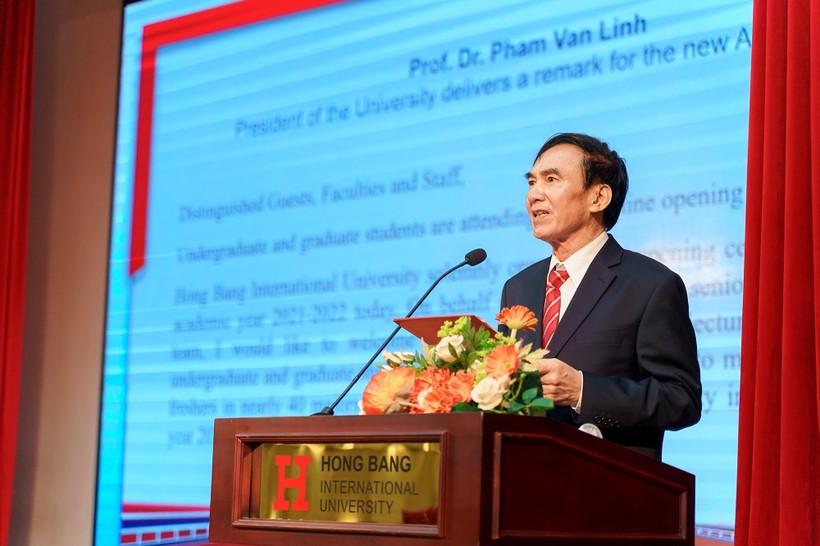 GS.TS BS Phạm Văn Lình- HIệu trưởng Nhà trường phát biểu tại lễ khai giảng.