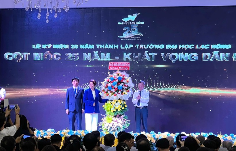 Lãnh đạo tỉnh Đồng Nai tặng hoa chúc mừng Trường ĐH Lạc Hồng. 