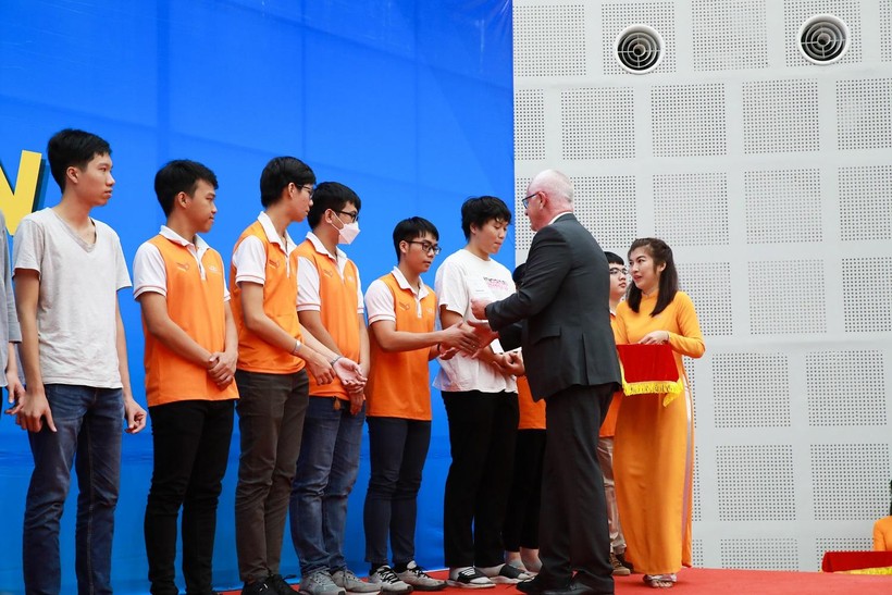 328 học viên, sinh viên Trường ĐH Việt Đức nhận bằng tốt nghiệp ảnh 1
