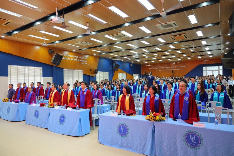 Trường ĐH Luật TPHCM trao bằng tốt nghiệp cho 251 cử nhân văn bằng 2 ảnh 1