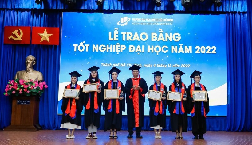 Trường ĐH Mở TPHCM trao bằng tốt nghiệp và tổ chức ngày hội việc làm ảnh 1