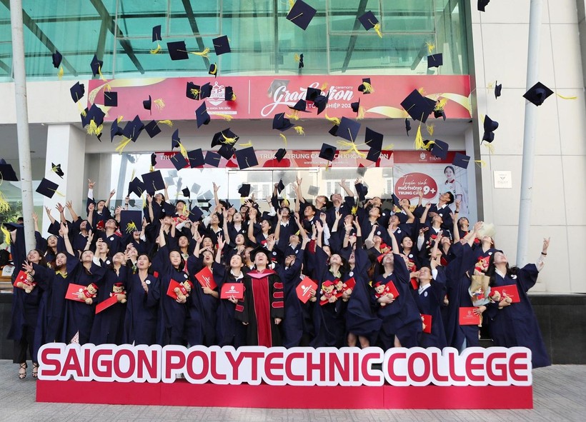 Trường Trung cấp Bách Khoa Sài Gòn trao bằng tốt nghiệp cho hơn 600 tân khoa ảnh 1
