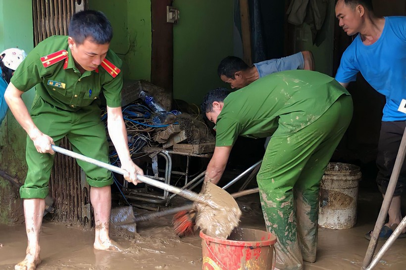 Công an huyện Kỳ Sơn, Nghệ An giúp người dân dọn dẹp lại nhà cửa.
