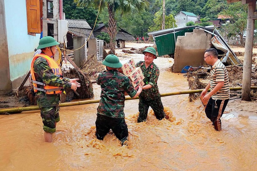 Bộ đội vận chuyển lương thực vào tiếp tế vùng lũ xã Tà Cạ, huyện Kỳ Sơn, Nghệ An.