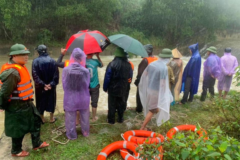 Lực lượng chức năng tìm kiếm nạn nhân mất tích khi đi đánh cá tại xã Hưng Yên Nam.