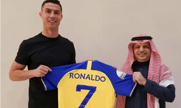 Ronaldo gia nhập đội bóng của Ả Rập Xê-út với mức lương khủng.