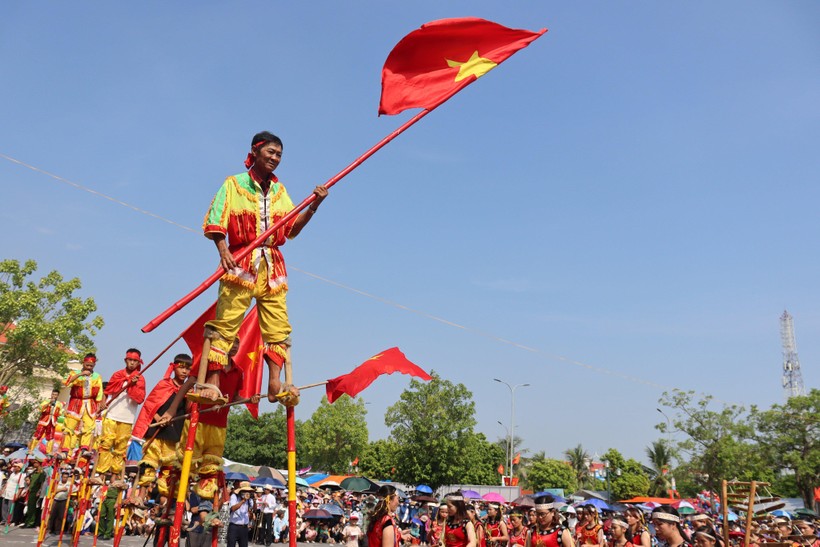 Biểu diễn đi cà kheo của các đơn vị xã Hải Lý và xã Hải Triều (Hải Hậu, Nam Định) tại Ngày hội Văn hóa thể thao năm 2022.