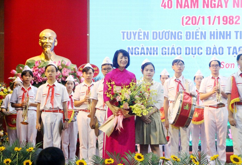 Ngành Giáo dục Sơn Tây kỷ niệm 40 năm Ngày Nhà giáo Việt Nam ảnh 4