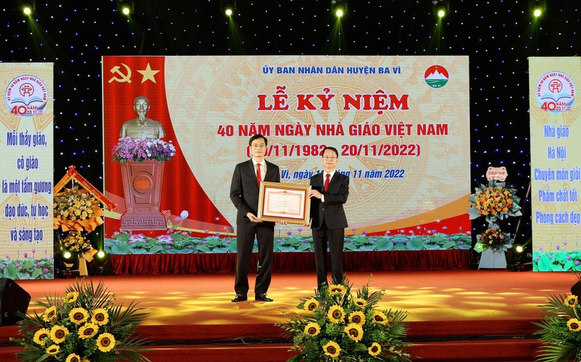 Huyện Ba Vì (Hà Nội) khen thưởng nhà giáo tiêu biểu năm 2022 ảnh 1