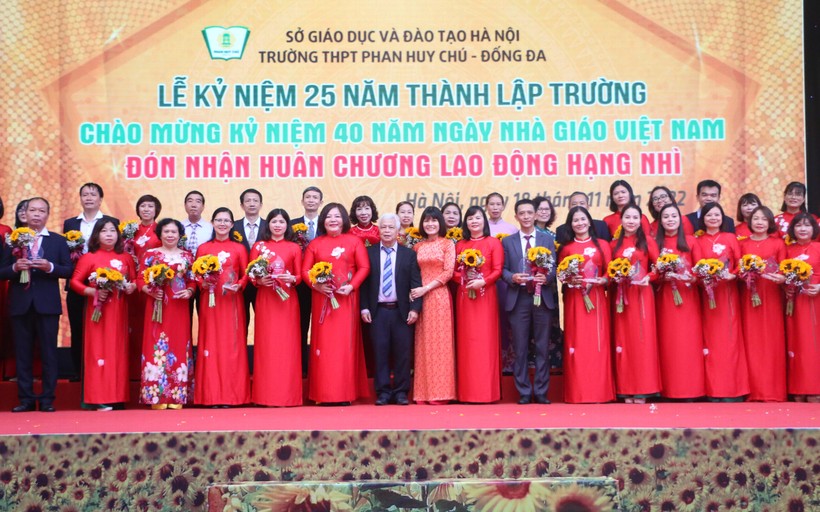 Trường THPT Phan Huy Chú đón Huân chương Lao động hạng Nhì ảnh 2