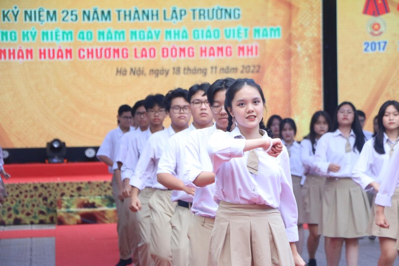Trường THPT Phan Huy Chú đón Huân chương Lao động hạng Nhì ảnh 3