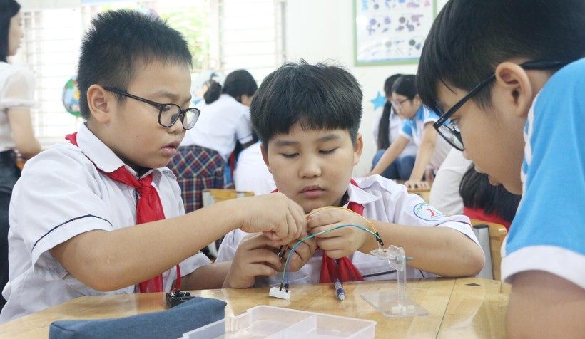 Các em học sinh Trường Tiểu học Đô thị Sài Đồng được làm quen với các hoạt động trải nghiệm về Khoa học, STEM ngay trên lớp.