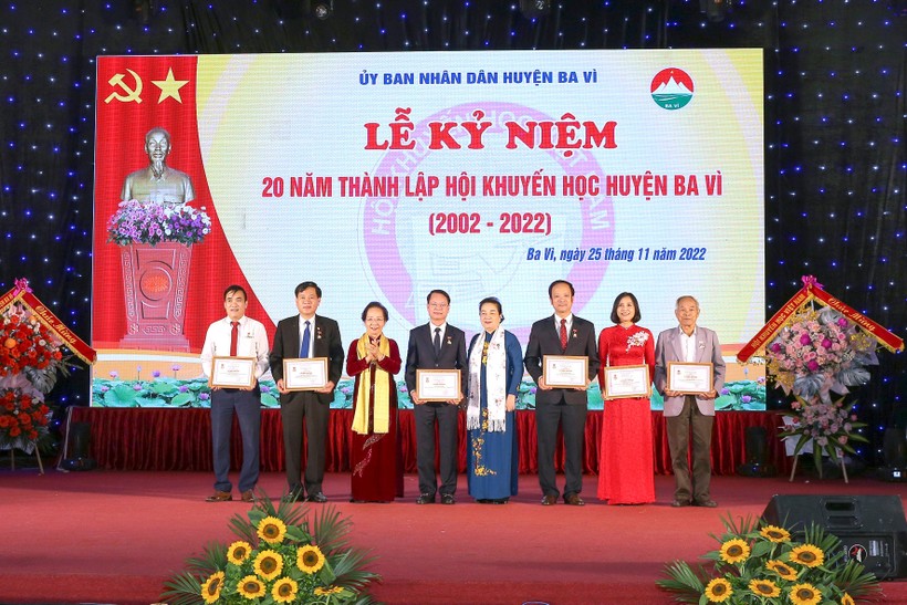 GS.TS Nguyễn Thị Doan (thứ 3 từ trái qua) cùng lãnh đạo Hội Khuyến học Việt Nam trao kỷ niệm chương Vì sự nghiệp Khuyến học cho 6 cá nhân có nhiều đóng góp cho sự nghiệp khuyến học, khuyến tài, xây dựng xã hội học tập.