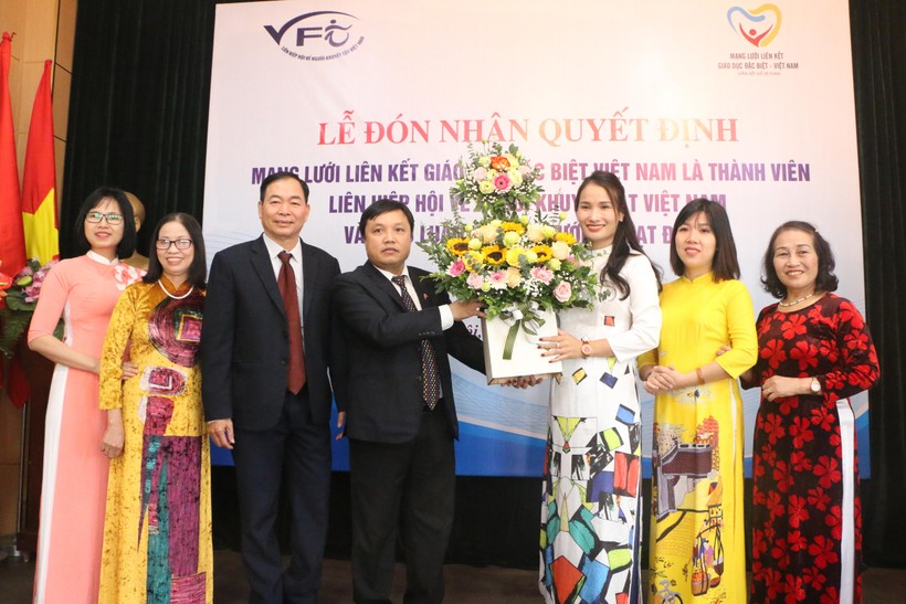 Chủ tịch Mạng lưới liên kết giáo dục đặc biệt Việt Nam Nguyễn Thị Thu (thứ 3 từ phải sang) tiếp nhận hoa chúc mừng từ TS Tạ Ngọc Trí - Phó Vụ trưởng Vụ Giáo dục Tiểu học, Bộ GD&ĐT. 