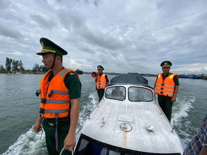 Lực lượng Bộ đội Biên phòng tỉnh Quảng Ngãi kêu gọi, vận động ngư dân đưa tàu thuyền vào neo trú an toàn tránh bão Noru.