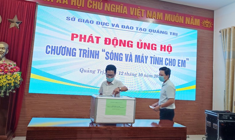 Cán bộ, viên chức của Sở GD&ĐT Quảng Trị tham gia ủng chương trình "Sóng và máy tính cho em".
