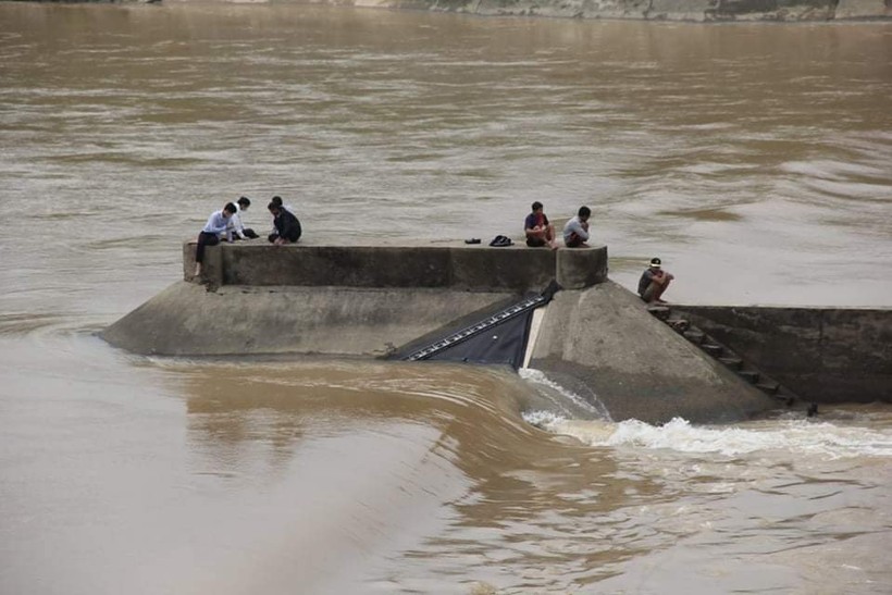 7 người trên tàu gặp nạn bị mắc kẹt giữa đập tràn Nam Thạch Hãn