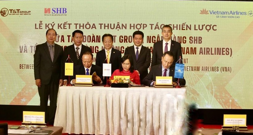 Đại diện Lãnh đạo Ngân hàng SHB, Tập đoàn T&T Group và Vietnam Airlines ký thỏa thuận hợp tác chiến lược.