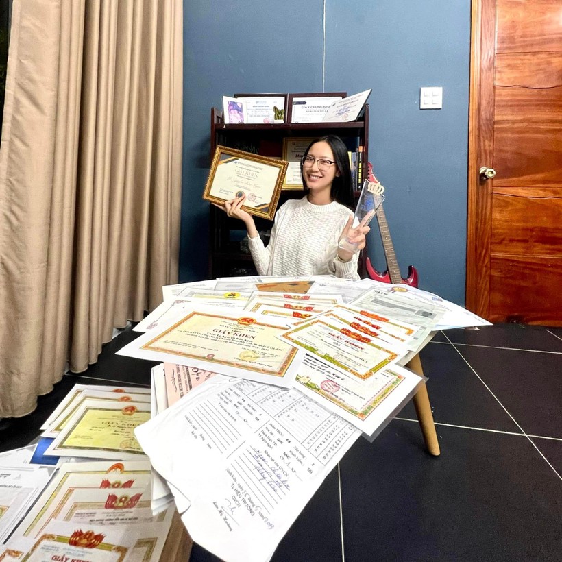  Hoa hậu Bảo Ngọc khoe bộ sưu tập giấy khen 'khủng' trong thời gian đèn sách