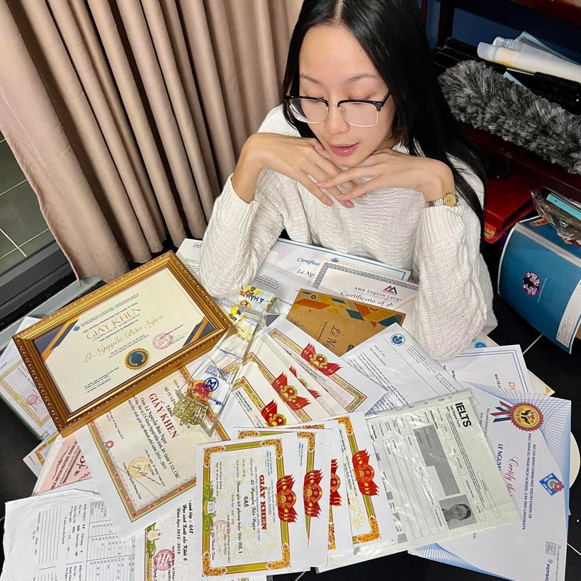  Hoa hậu Bảo Ngọc khoe bộ sưu tập giấy khen 'khủng' trong thời gian đèn sách ảnh 1