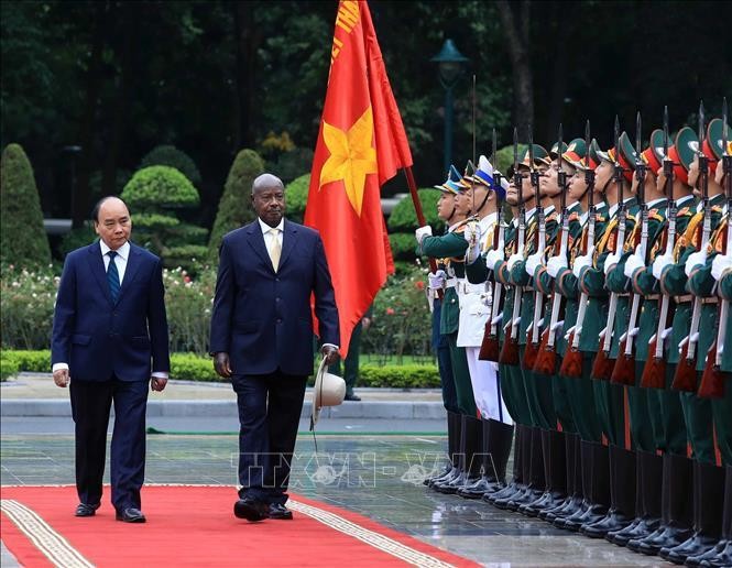 Chủ tịch nước Nguyễn Xuân Phúc và Tổng thống Uganda Yoweri Kaguta Museve duyệt Đội danh dự Quân đội nhân dân Việt Nam. Ảnh: Thống Nhất/TTXVN
