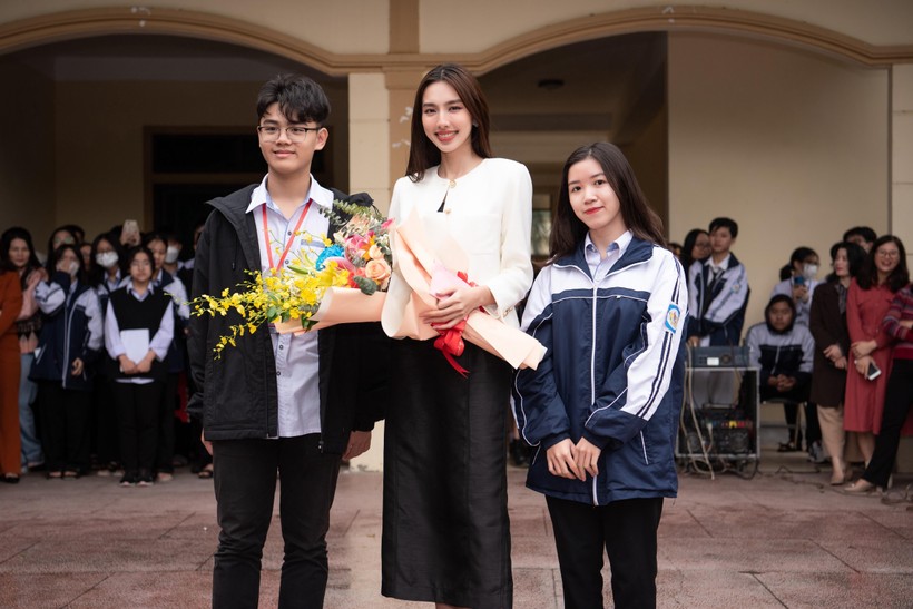Đến quê hương Quang Linh Vlogs, Hoa hậu Thùy Tiên được chào đón nồng nhiệt  ảnh 2