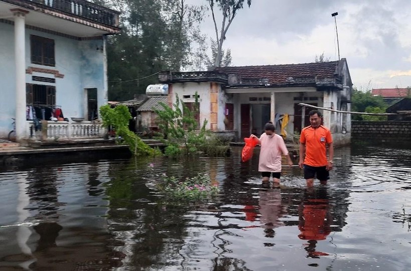 Nước ngập vào nhà dân xã Quảng Thái mỗi khi mưa lớn kéo dài